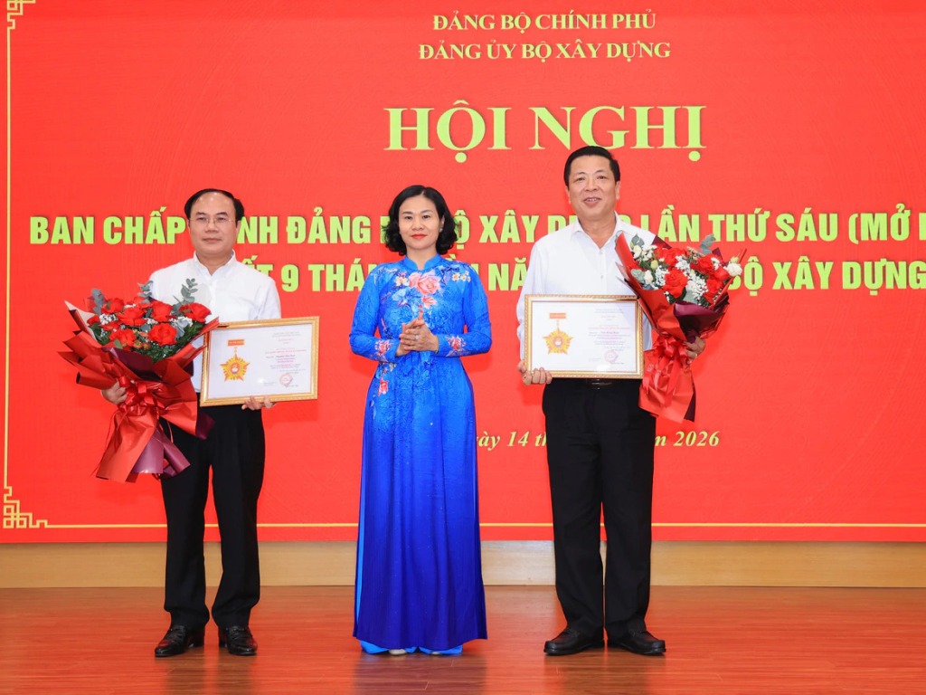 Bộ trưởng Trần Hồng Minh nhận Kỷ niệm chương "Vì sự nghiệp công tác tổ chức xây dựng Đảng"